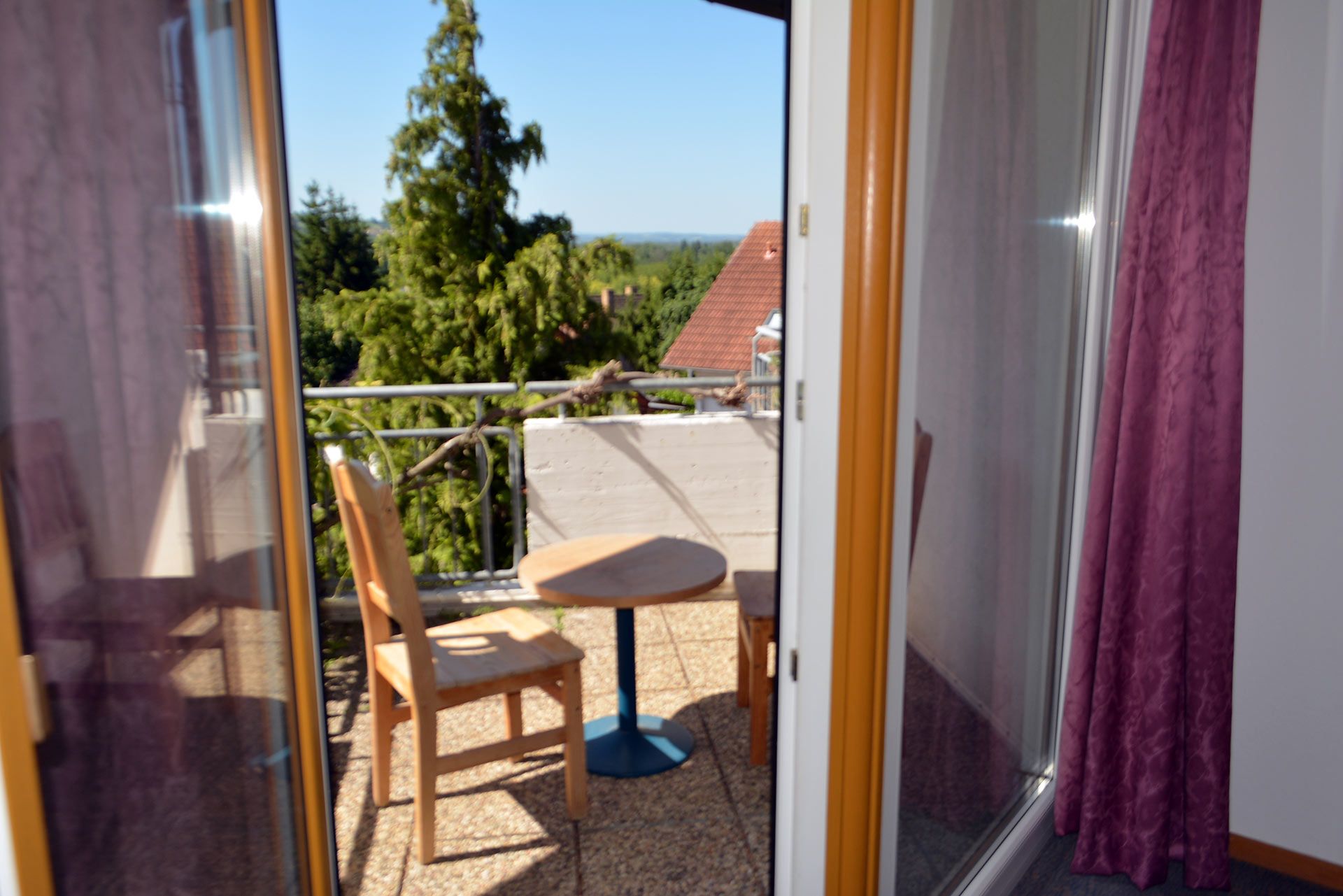 Zum Mieten für nur 500,- € im Monat: Schönes grosses Zimmer mit Bad und Balkon in kleiner Hotelanlage im schönen Bad Bellingen