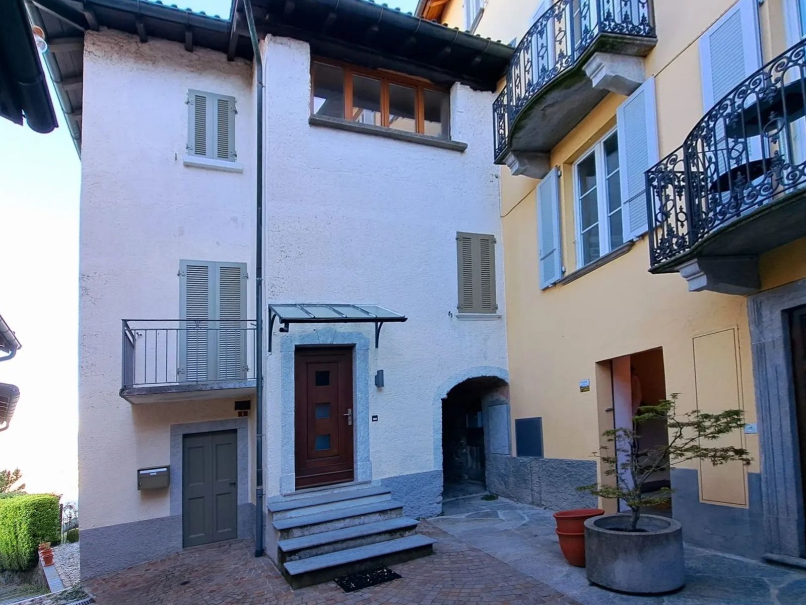 Romantisches Wohnhaus im Ortskern von Pugerna, Luganer See, CH